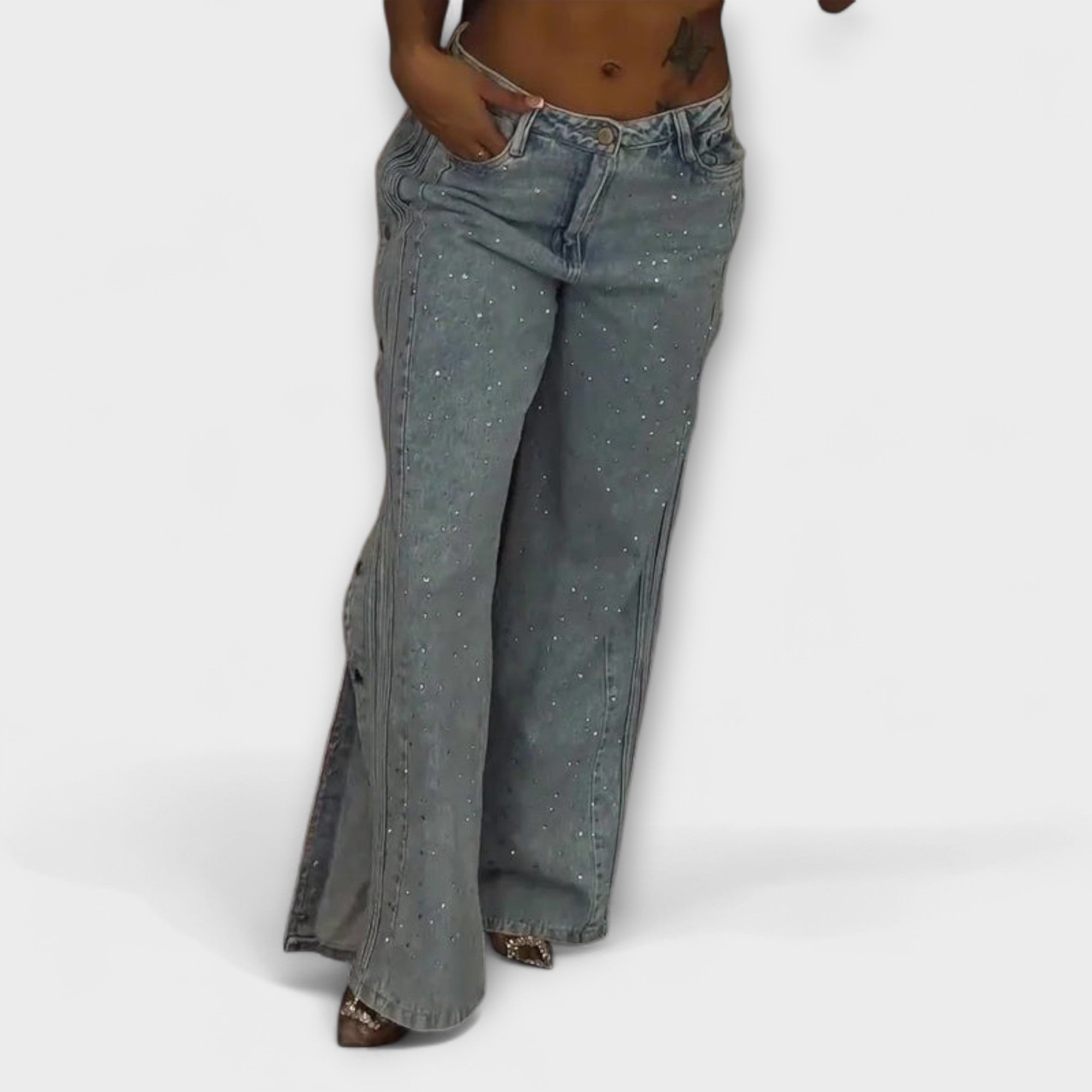 Nola - Jeans a Vita Alta con Decorazioni in Strass e Bottoni Laterali